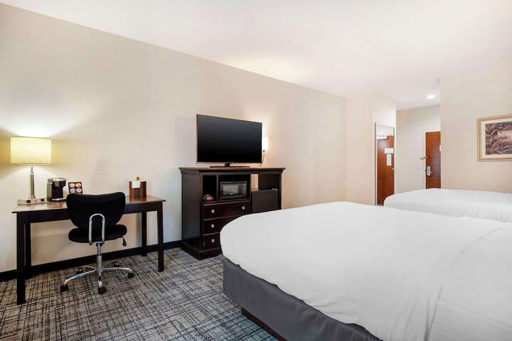 2 Queen Beds High Speed Internet Accessible Microwave and Refrigerator Flat Screen Television Desk Full Breakfast (9 of 10)