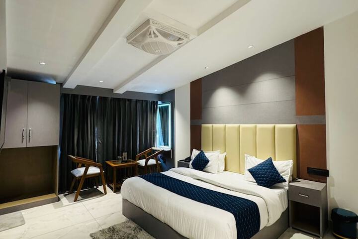 Room 13 of 19