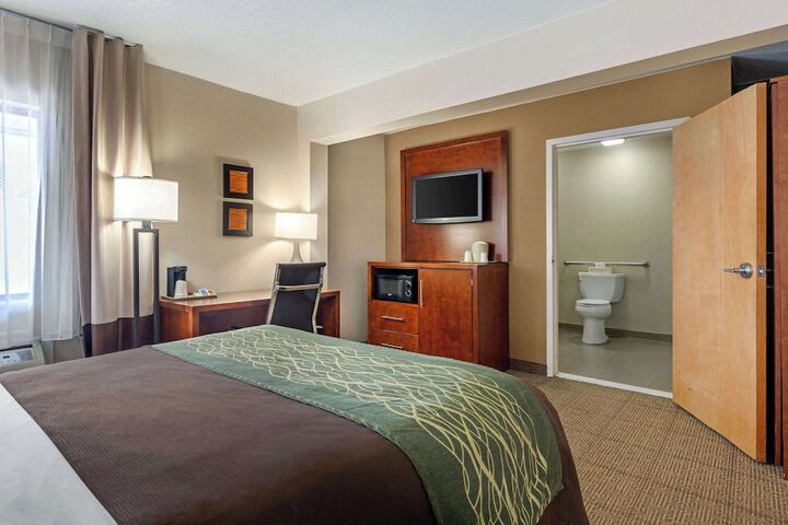 1 Queen Bed Accessible (11 of 24)