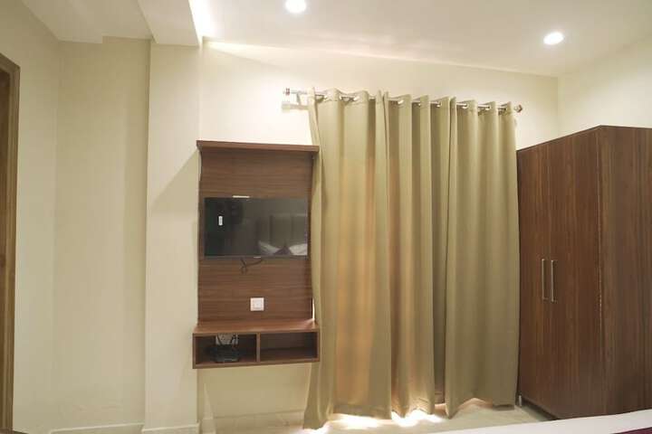 Room 1 of 18