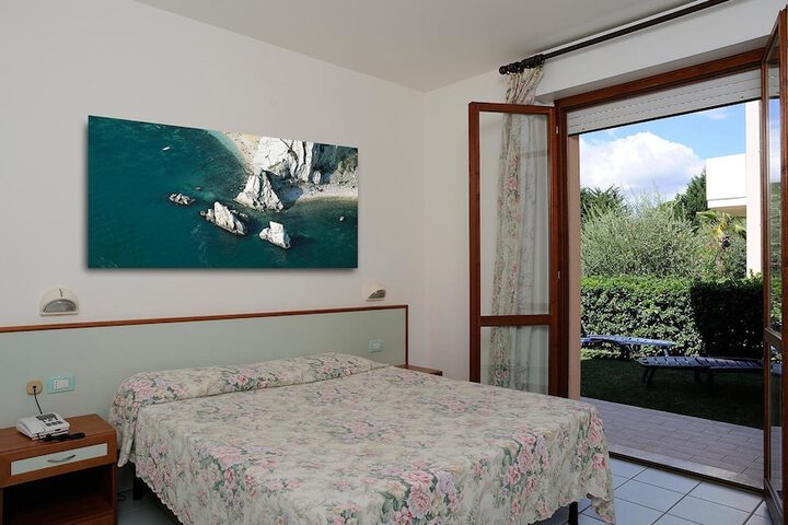 Room 9 of 42