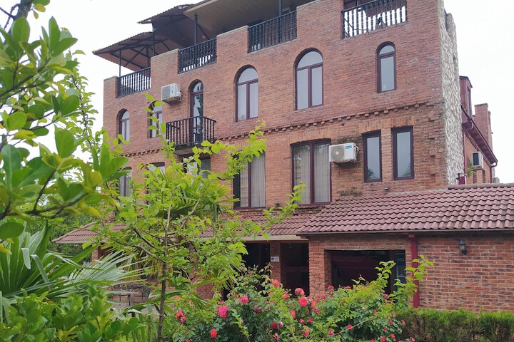 Hotel Exterior 40 of 46
