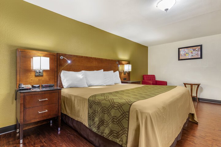 1 King Bed (1 of 14)