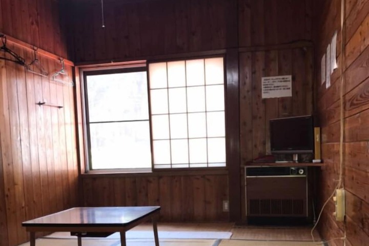 Room 5 of 16