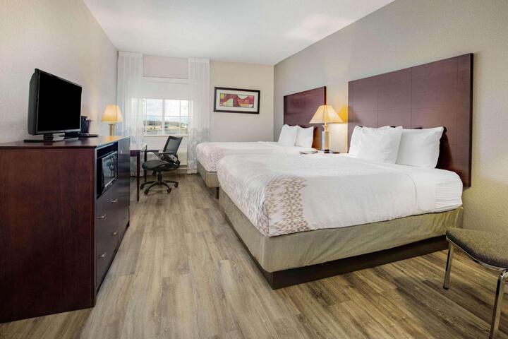 2 Queen Beds (7 of 8)