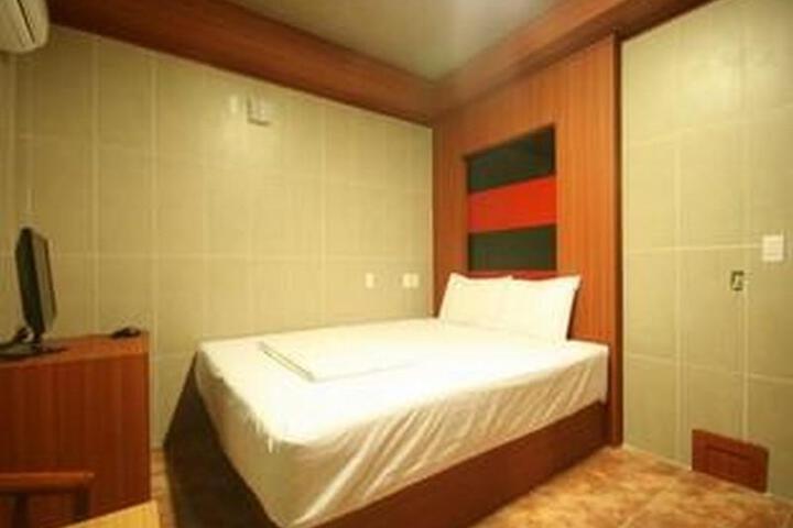 Room 3 of 6