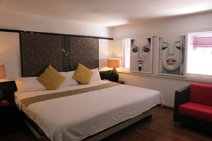 Room 8 of 106