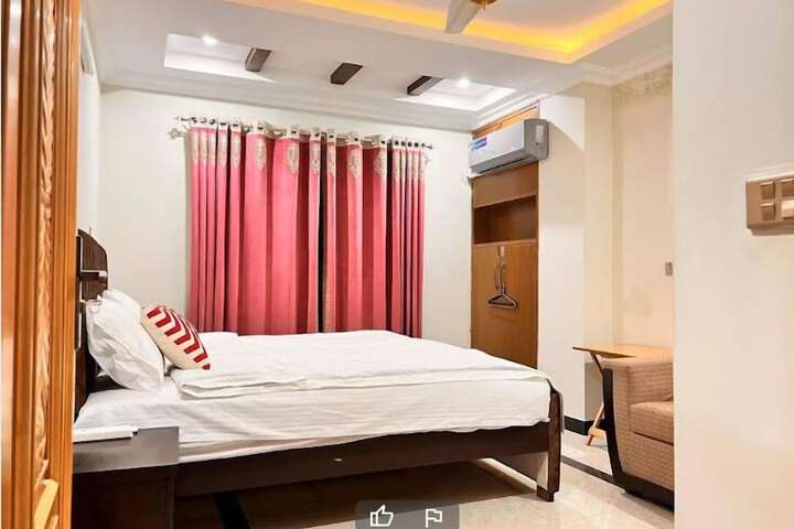 Room 6 of 9