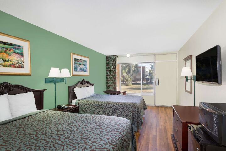 2 Double Beds (4 of 9)