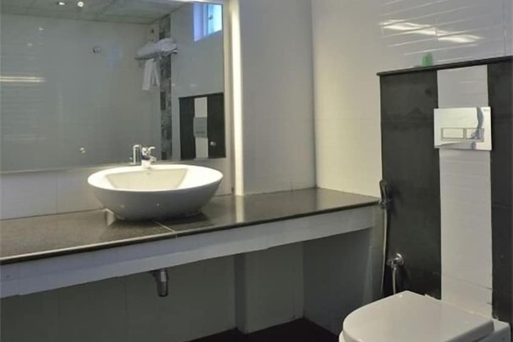 Room 13 of 16