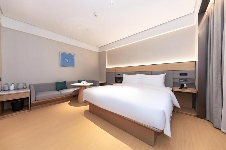 Room 7 of 9