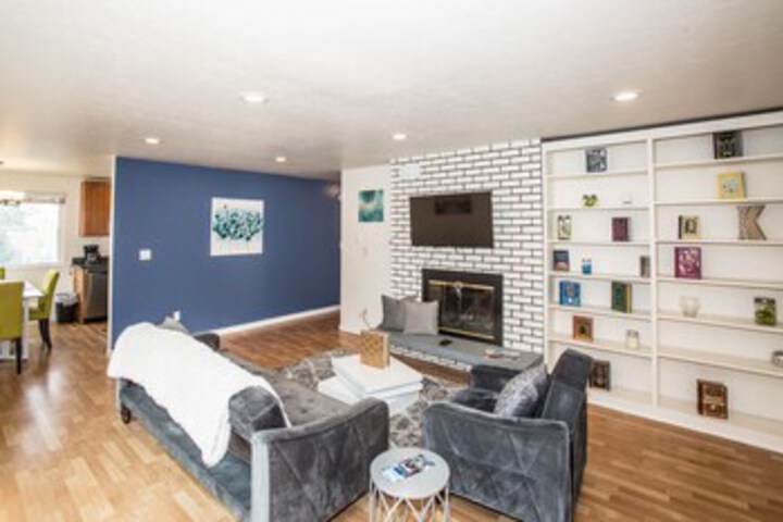 The Seattle Stunner 1960s Retro Apt in Seattle, WA