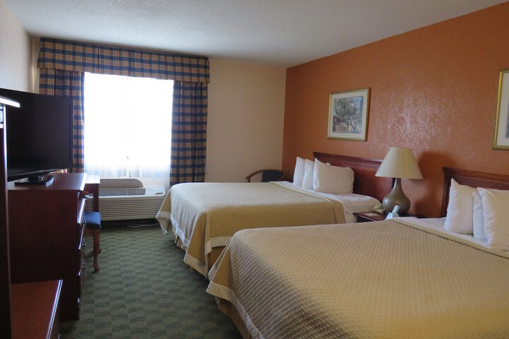 2 Queen Beds (1 of 3)