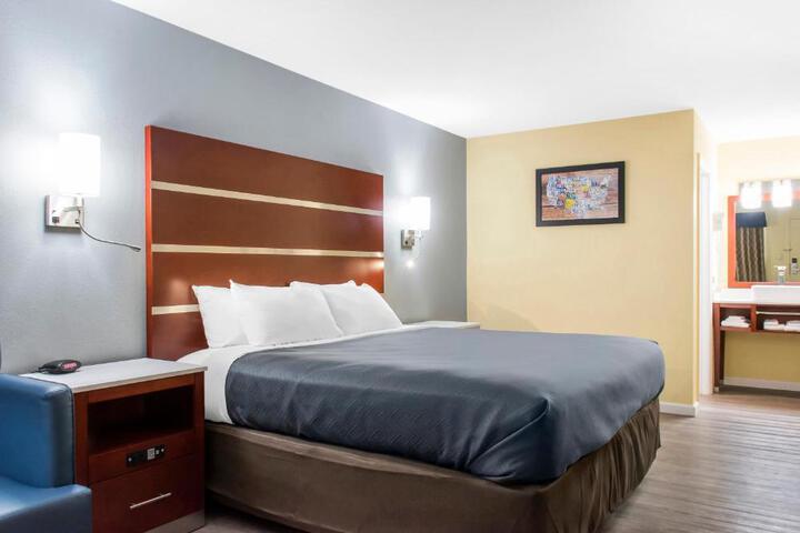 1 King Bed (1 of 6)
