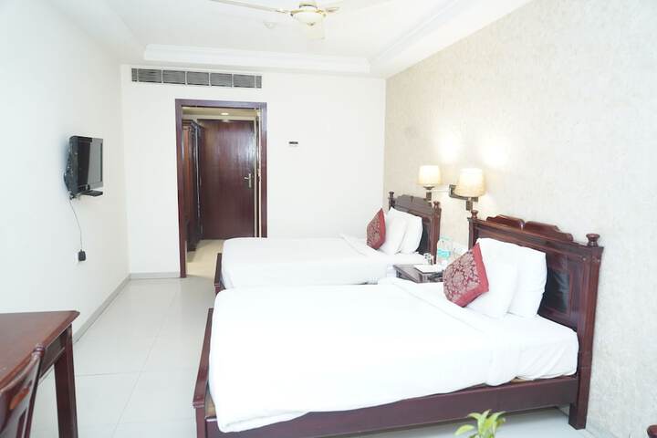 Room 5 of 12