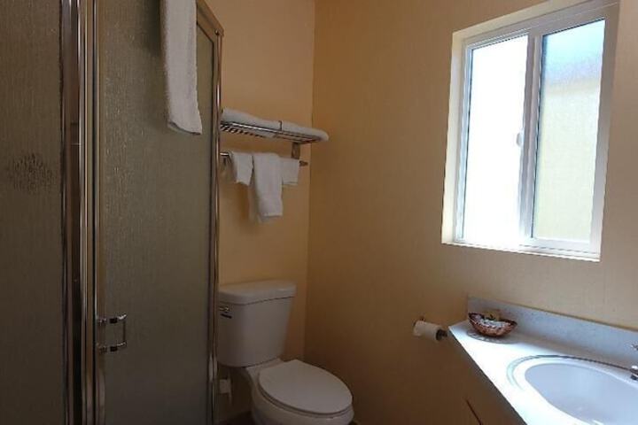 2 Queen Beds Private Bathroom (2 of 20)