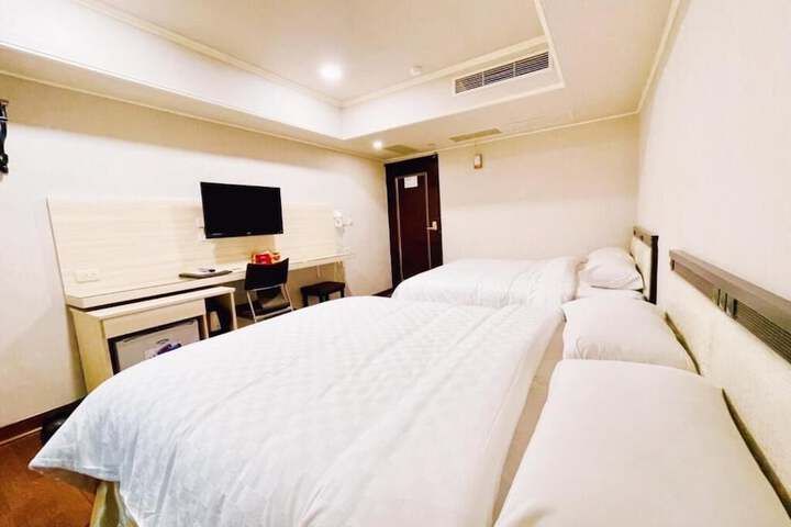 Room 27 of 40