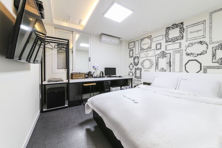 Room 17 of 28