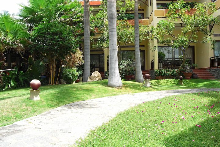 Hotel Exterior 95 of 104