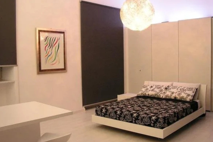 Room 4 of 8
