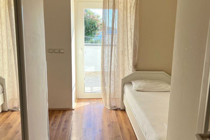 Room 16 of 74
