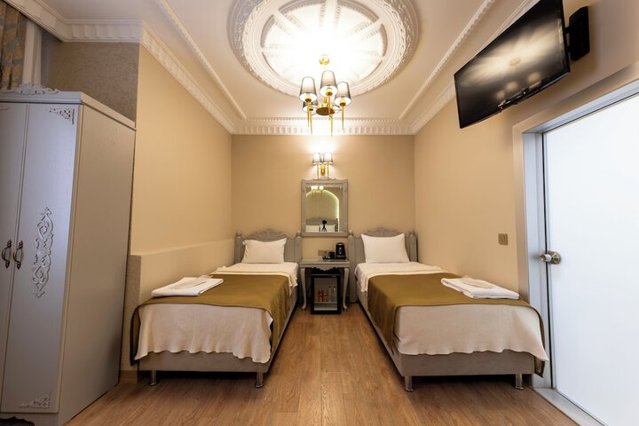Room 7 of 77