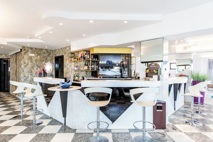 Lounge 66 of 75