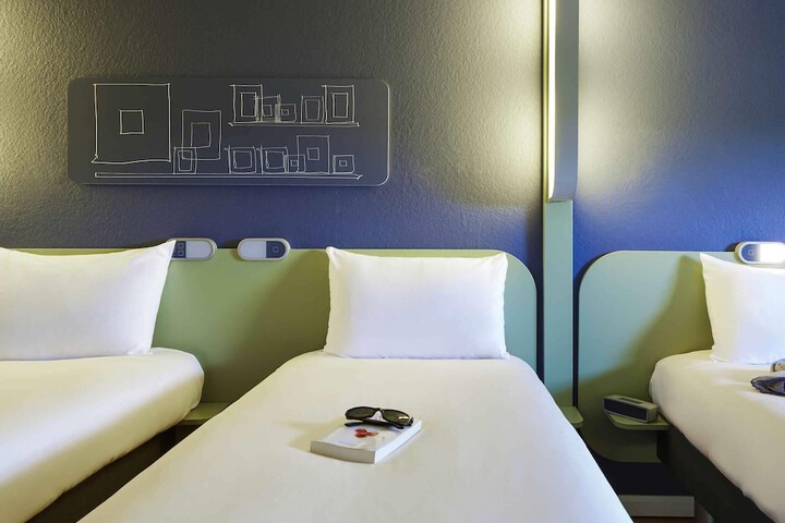 Room 10 of 27