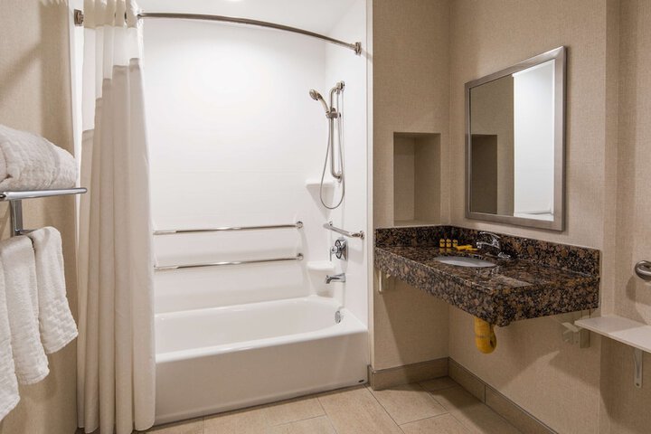 2 Queen Beds Microwave and Refrigerator Full Breakfast (6 of 18)