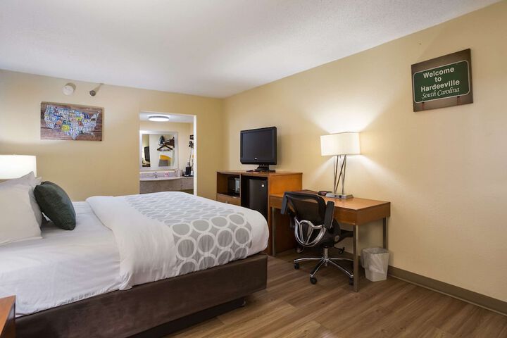 1 King Bed (2 of 12)