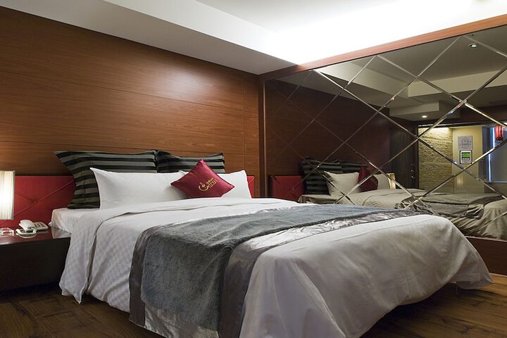 Room 4 of 17