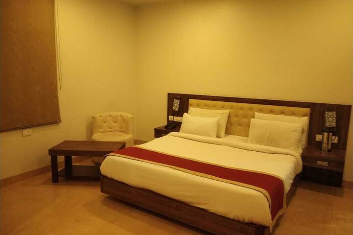 Room 9 of 28
