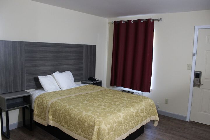 Room 8 of 10