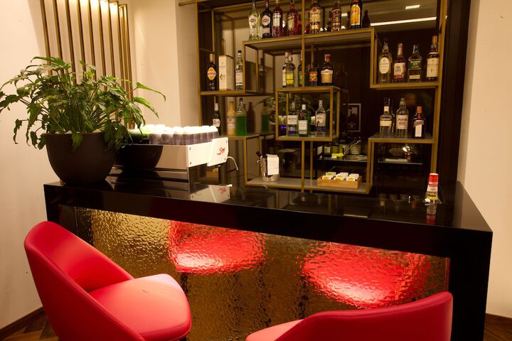 Lounge 46 of 47