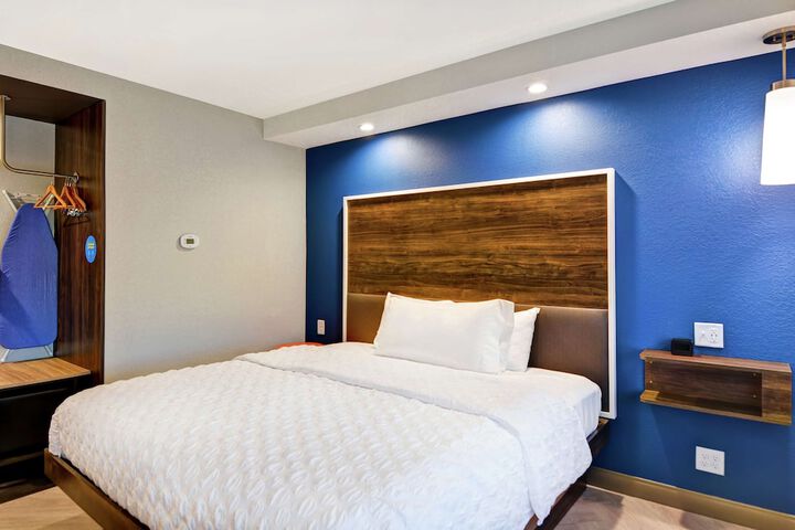 1 King Bed (2 of 7)