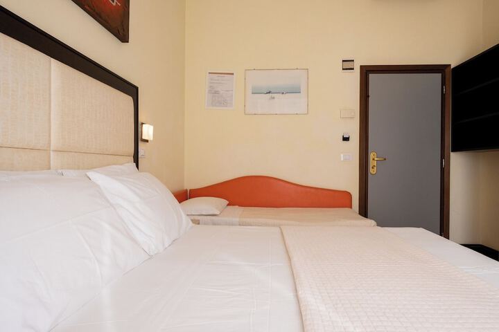 Room 16 of 40