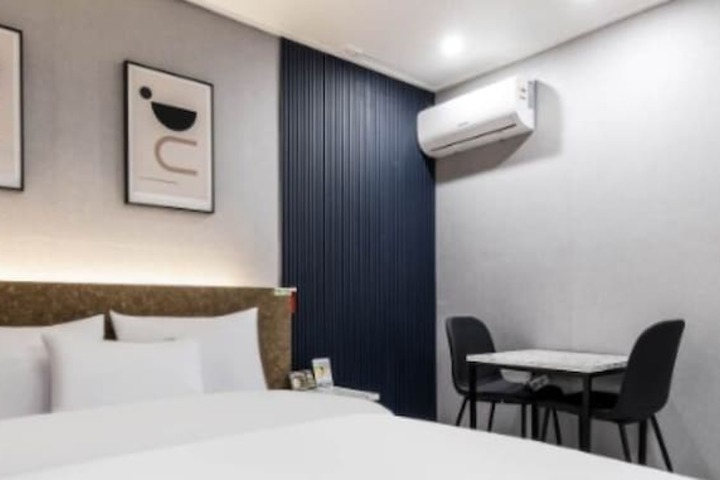 Room 13 of 23