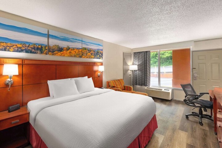 1 King Bed (1 of 4)