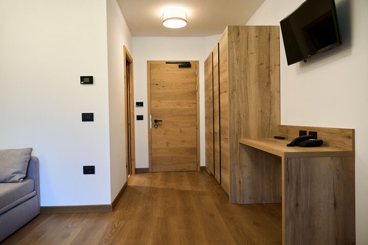 Room 33 of 64
