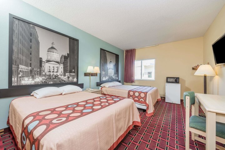 1 Queen Bed (3 of 13)