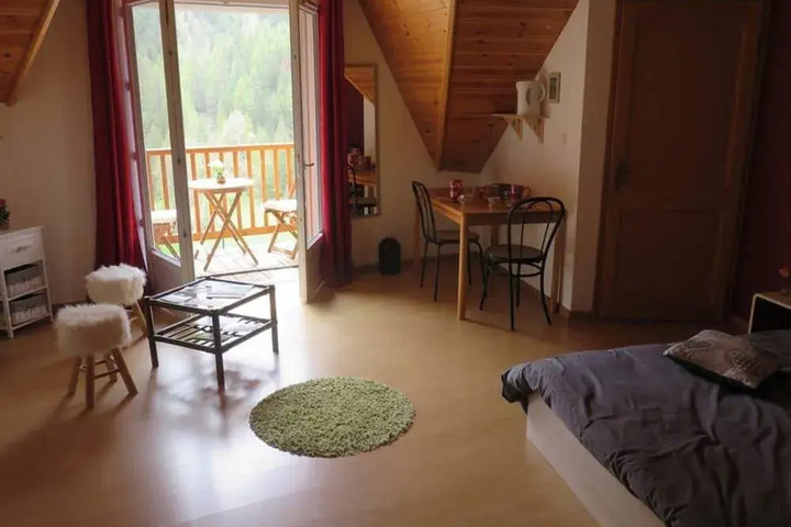 Room 2 of 10