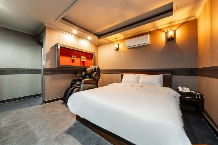 Room 14 of 128