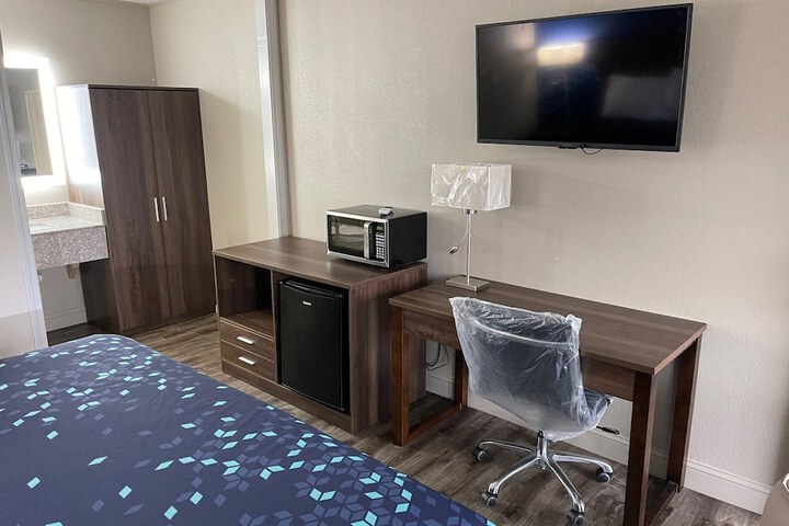 1 King Bed (3 of 3)