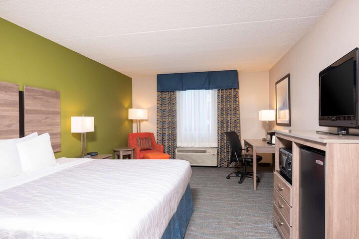 1 King Bed Microwave and Refrigerator Work Desk WiFi Full Breakfast (3 of 16)