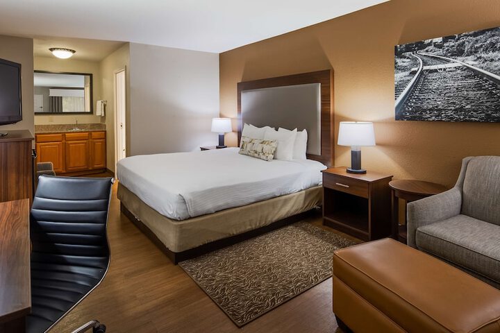 1 King Bed Microwave and Refrigerator WiFi Full Breakfast (4 of 5)