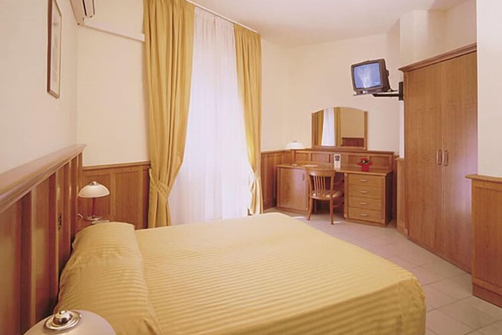 Room 10 of 31