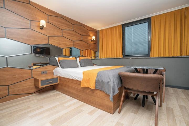 Room 5 of 13