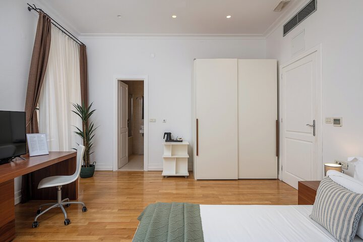 Room 12 of 32