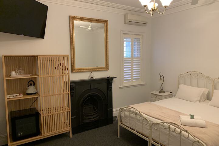 Room 4 of 33