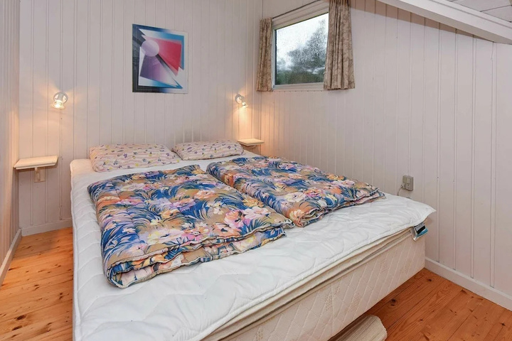 Room 4 of 12